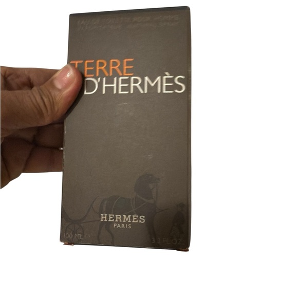 Hermès Terre D'Hermès A fragrance with the warmth and density of wood & benzoin - Picture 3 of 13
